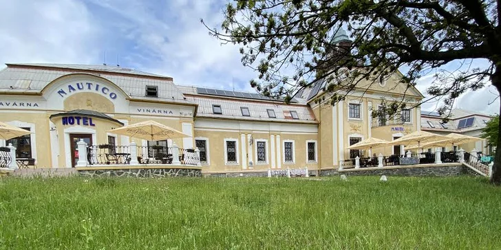 Burger dle výběru z 6 druhů, hranolky a coleslaw pro 1 i 2 osoby