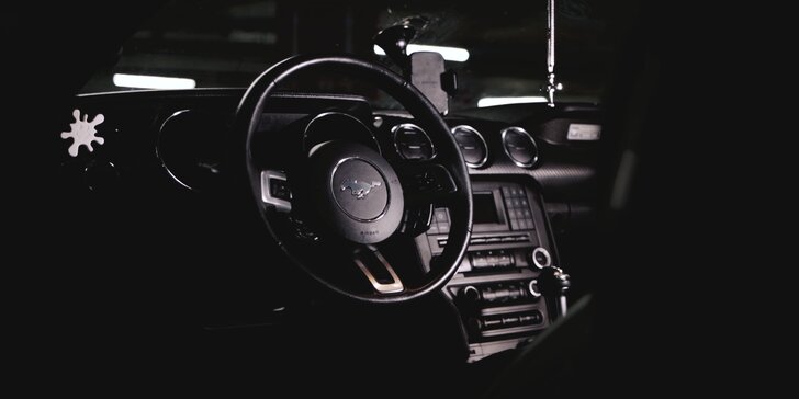Zajeďte si Ecce Homo ve Fordu Mustang: jízdy na 15–60 min. se zkušeným instruktorem