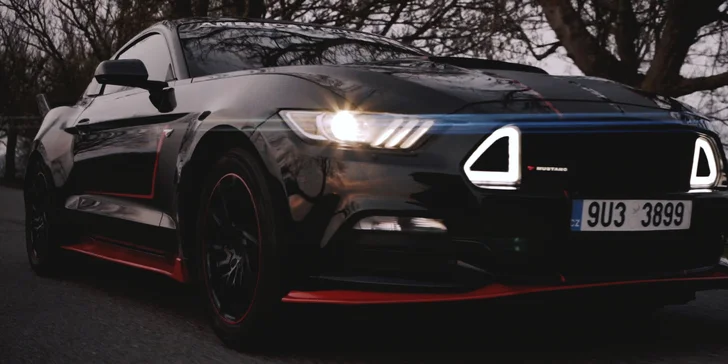 Zajeďte si Ecce Homo ve Fordu Mustang: jízdy na 15–60 min. se zkušeným instruktorem