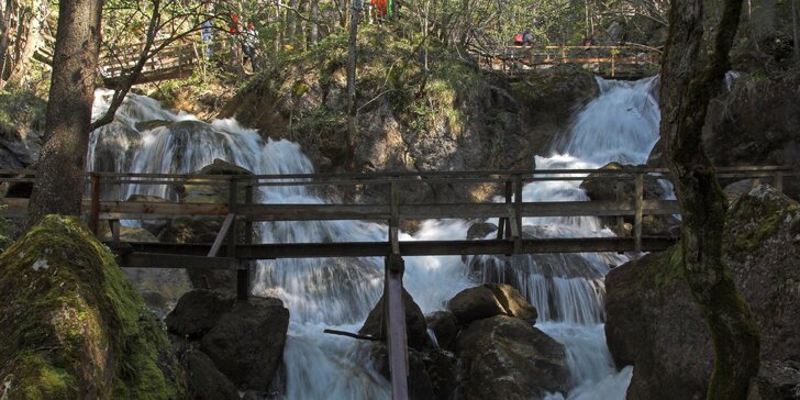 Výlet za turistikou do krásné alpské přírody: soutěska, vodopády