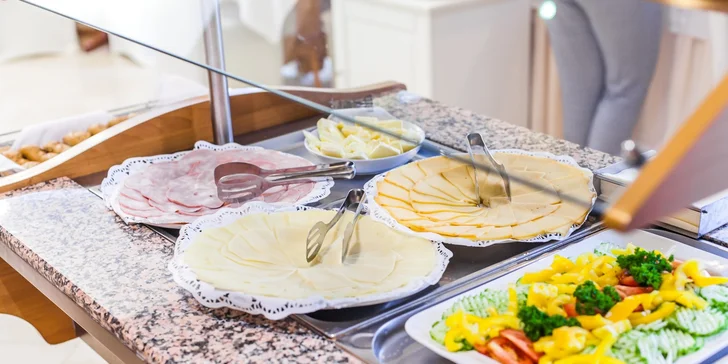 Odpočinkový pobyt ve Varech: bufetové snídaně, 20% sleva na procedury a třeba i perličková koupel