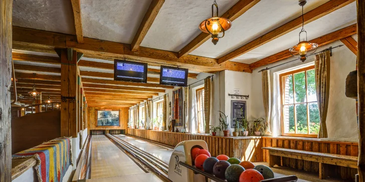 1 nebo 2 hodiny bowlingu na Ranči Kostelany: hra pro celou partu a až kilo řízků k tomu
