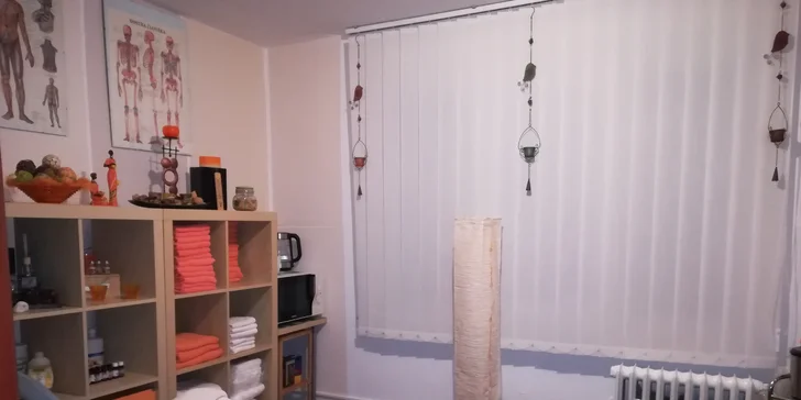 Breussova masáž s třezalkovým zábalem, lávovými kameny nebo rašelinou