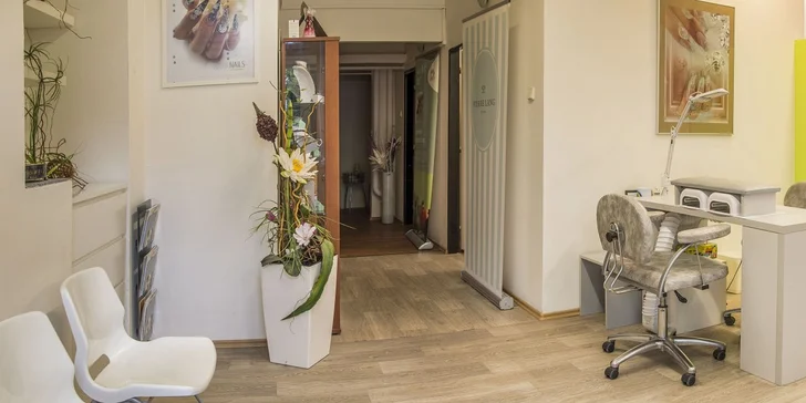 Péče o ruce: potažení přírodních nehtů gelem nebo první doplnění