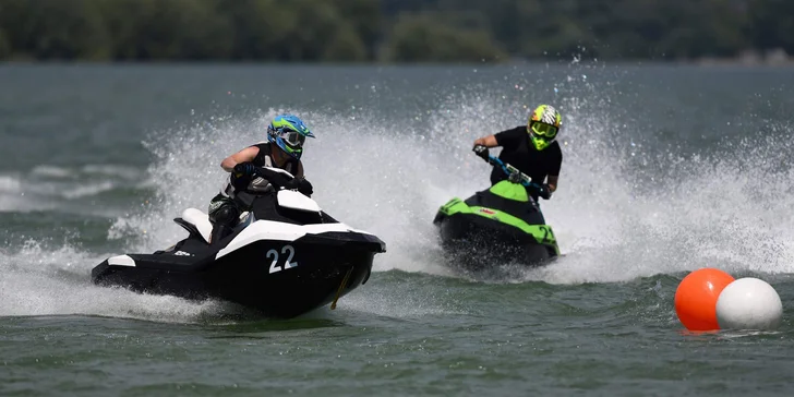 Zábava na šlapadle, paddleboardu, flyboardu či vodním skútru