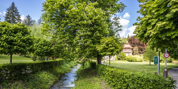 Letní relax v Luhačovicích v hotelu blízko přehrady: polopenze, wellness procedury i sauna