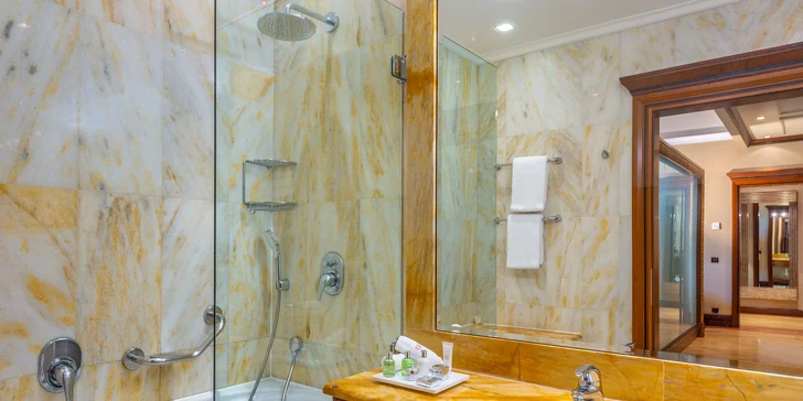 5* hotel v novorenesančním paláci v centru Prahy: luxusní pokoje, varianty se snídaní i vstupem do spa