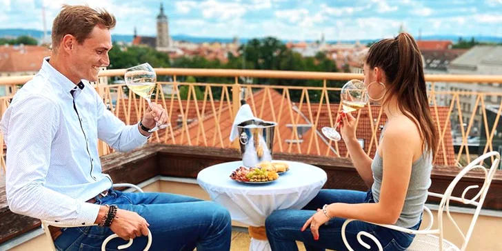 Pochutnejte si: káva a dezert i obložený talíř a prosecco či víno pro 2 osoby