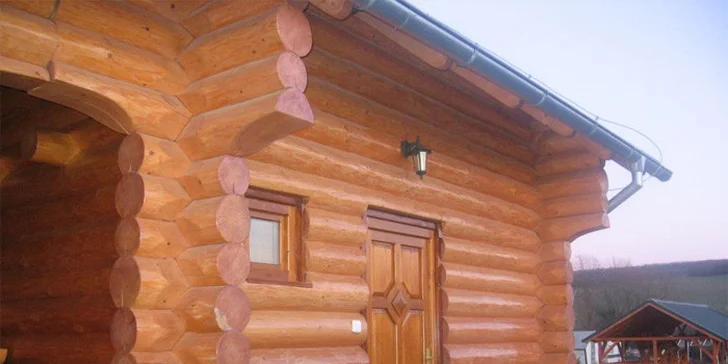 Ubytování ve srubu pro 2 osoby přímo v termálech Podhájská na 3 nebo 7 nocí