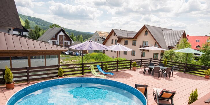 Pobyt v penzionu v Harrachově: snídaně, venkovní bazén i hry