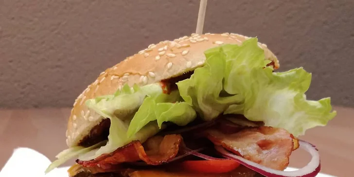 Hovězí hamburger nebo cheeseburger s hranolky pro jednoho i pro dva