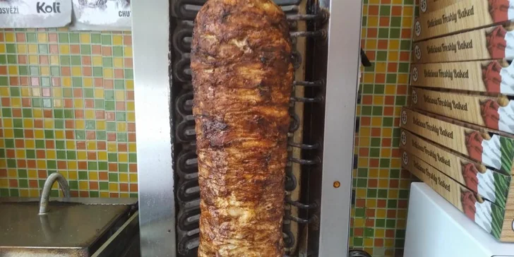 Kebab pro jednoho: tortilla, pita chléb i box s hranolky, salátem a dresinkem