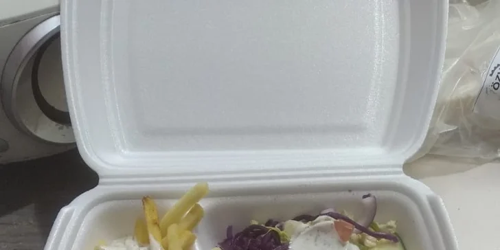 Kebab pro jednoho: tortilla, pita chléb i box s hranolky, salátem a dresinkem