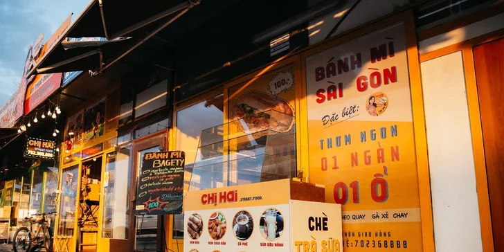 Asijské speciality v Sapě: bageta bánh mì, syčící placka i letní závitky