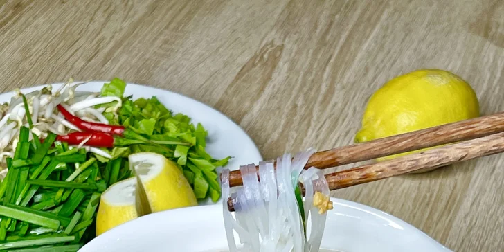 Asijské speciality v Sapě: bageta bánh mì, syčící placka i letní závitky