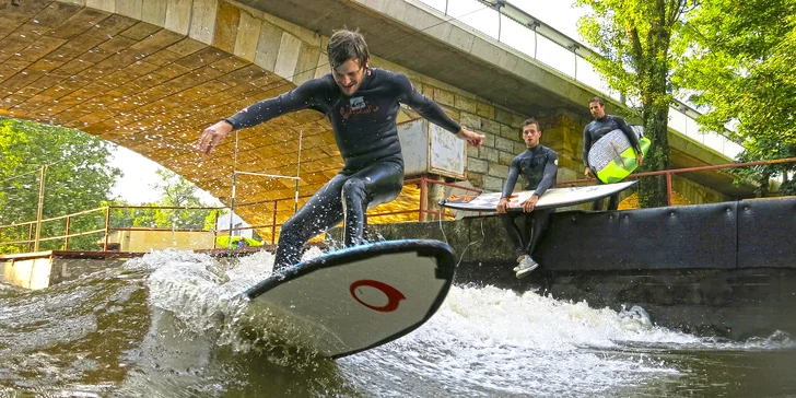 Naučte se surfovat: 2hodinová lekce na umělé vlně pro 1 nebo 2 osoby