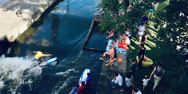 Naučte se surfovat: 2hodinová lekce na umělé vlně pro 1 nebo 2 osoby