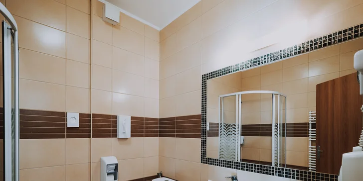 Koupelna patří ke každému pokoji i apartmánu. 