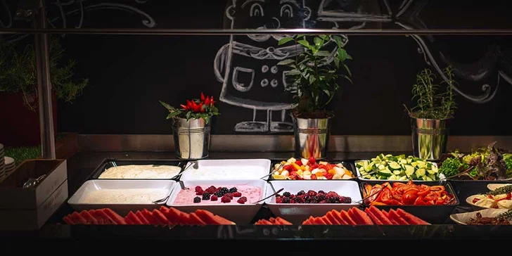 Dovolená v Praze: moderní hotel na Smíchově, snídaně i terasa ve vnitrobloku