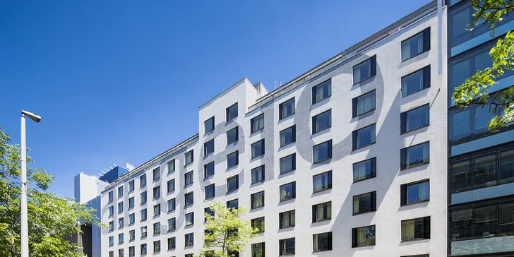 Dovolená v Praze: moderní hotel na Smíchově, snídaně i terasa ve vnitrobloku