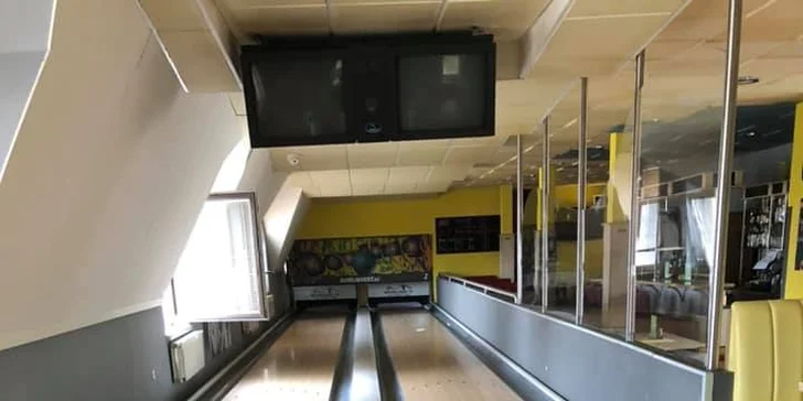 Vykutálená zábava i kulatá bašta: hodina bowlingu až pro 4 osoby a jedna nebo dvě pizzy dle výběru