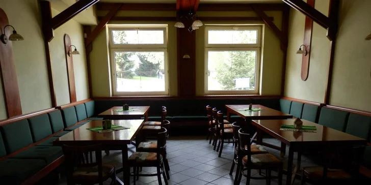 Vykutálená zábava i kulatá bašta: hodina bowlingu až pro 4 osoby a jedna nebo dvě pizzy dle výběru