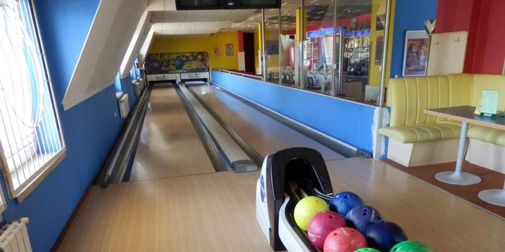 Vykutálená zábava i kulatá bašta: hodina bowlingu až pro 4 osoby a jedna nebo dvě pizzy dle výběru
