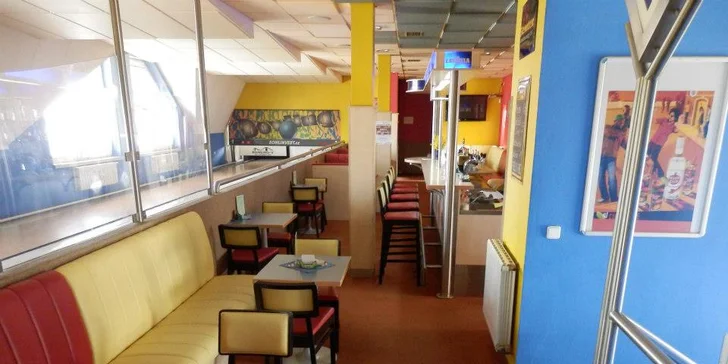 Vykutálená zábava i kulatá bašta: hodina bowlingu až pro 4 osoby a jedna nebo dvě pizzy dle výběru