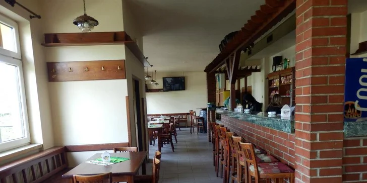 Vykutálená zábava i kulatá bašta: hodina bowlingu až pro 4 osoby a jedna nebo dvě pizzy dle výběru
