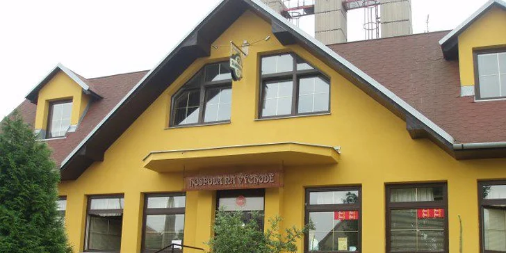 Vykutálená zábava i kulatá bašta: hodina bowlingu až pro 4 osoby a jedna nebo dvě pizzy dle výběru