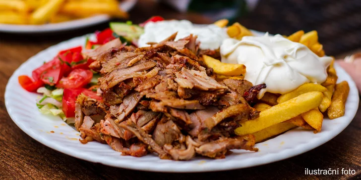 Kebab pro jednoho: tortilla, pita chléb i box s hranolky, salátem a dresinkem