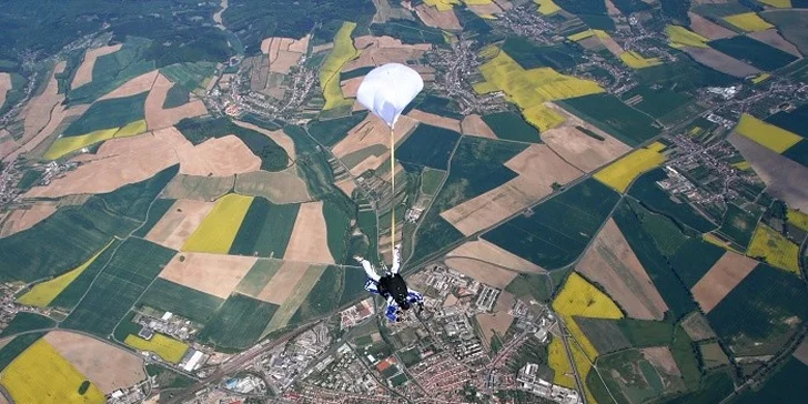 Tandemový seskok z výšky až 3500 m včetně videa a fota