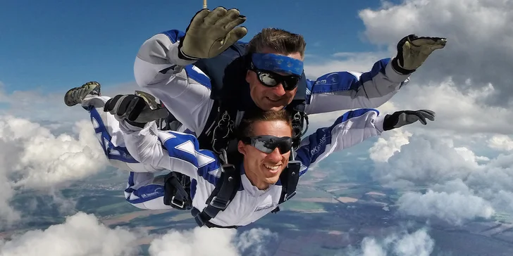 Tandemový seskok z výšky až 3500 m včetně videa