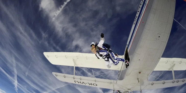 Tandemový seskok z výšky až 3500 m včetně videa a fota