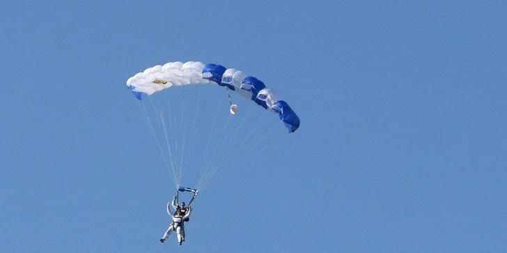 Tandemový seskok z výšky až 3500 m včetně videa a fota