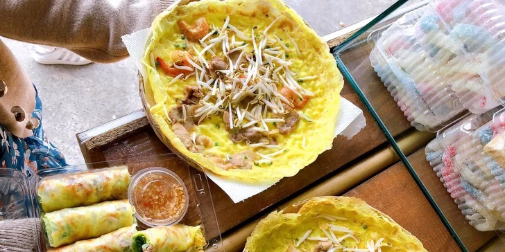 Asijské speciality v Sapě: bageta bánh mì, syčící placka i letní závitky