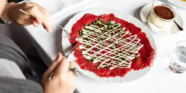 Na úvod dostanete hovězí carpaccio.