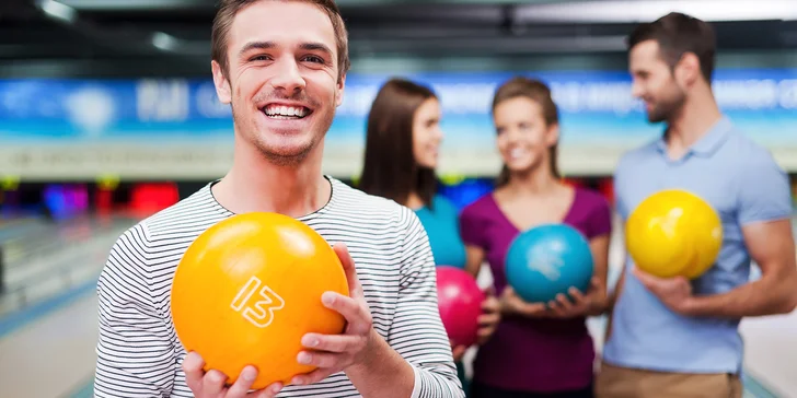 Vykutálená zábava i kulatá bašta: hodina bowlingu až pro 4 osoby a jedna nebo dvě pizzy dle výběru