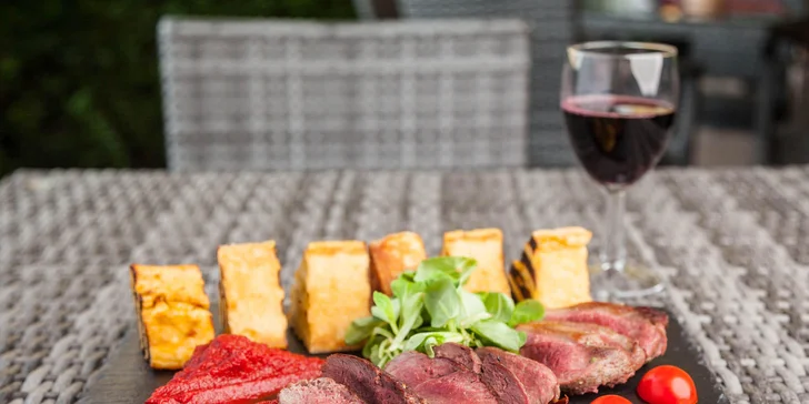 3chodové menu v zámecké restauraci pro 1 nebo 2 osoby: terina, kachní prsa a šlehačková roláda i s možností rozvozu
