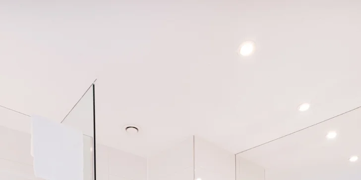 Dovolená v Praze: moderní hotel na Smíchově, snídaně i terasa ve vnitrobloku