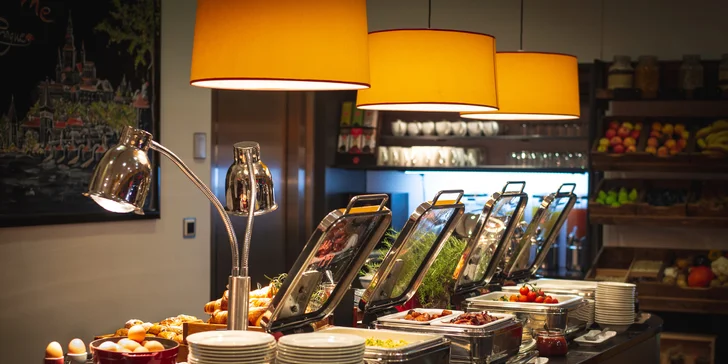 Dovolená v Praze: moderní hotel na Smíchově, snídaně i terasa ve vnitrobloku