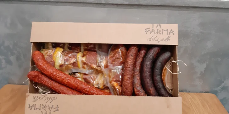 Farmářská bedýnka plná českého masa na gril: steaky, špízy i klobásy