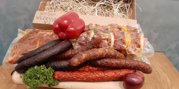 Farmářská bedýnka plná českého masa na gril: steaky, špízy i klobásy