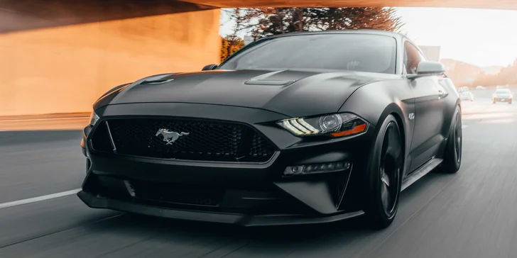 Řidičem i spolujezdcem ve Fordu Mustang GT 5.0: 15–60 minut jízdy s dálniční známkou včetně paliva