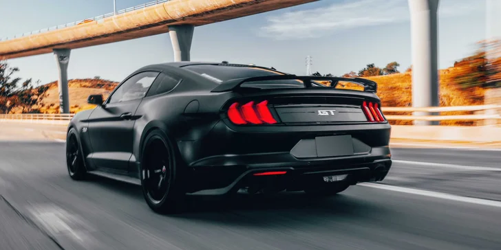 Řidičem i spolujezdcem ve Fordu Mustang GT 5.0: 15–60 minut jízdy s dálniční známkou včetně paliva
