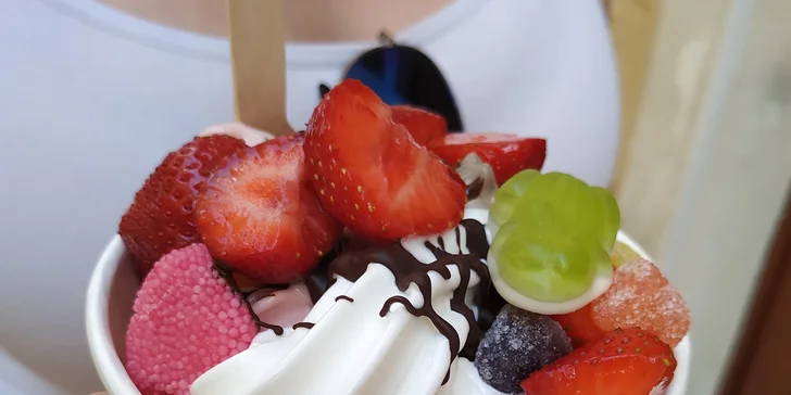 Osvěžení u Karlova mostu: jogurtová zmrzlina či sorbet s topingy v množství, kolik se vejde do kelímku