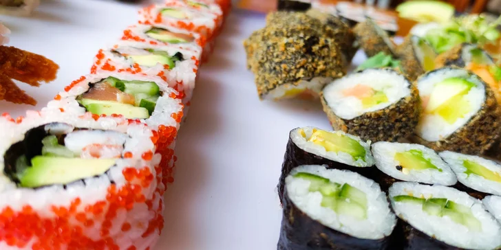 Pestrobarevné sushi sety: 28, 44 nebo 70 rolek s rybami i zeleninou