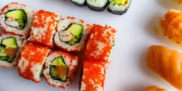 Pestrobarevné sushi sety: 28, 44 nebo 70 rolek s rybami i zeleninou