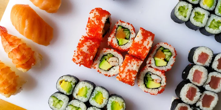 Pestrobarevné sushi sety: 28, 44 nebo 70 rolek s rybami i zeleninou