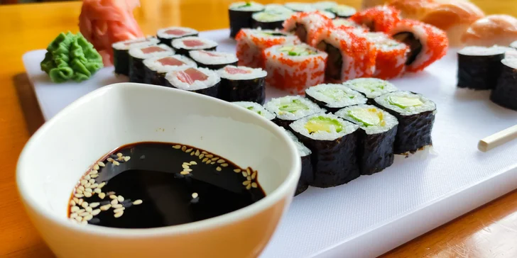 Pestrobarevné sushi sety: 28, 44 nebo 70 rolek s rybami i zeleninou